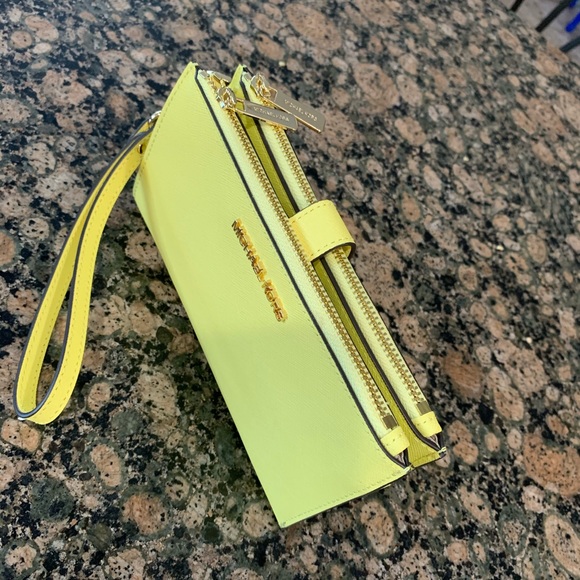 Authentic Michael Kors saffiano leather wallet - Picture 5 of 15